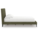 Lit double rembourré vert sauge TOCO Meubles Alma avec tête de lit inclinée et pieds noirs bas