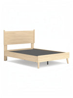 Lit double Anita en bois naturel avec tête de lit simple et pieds fuselés par TOCO Meubles. Design plateforme sans sommier.