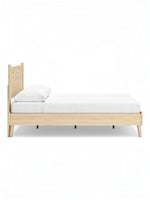 TOCO Meubles Grand Lit Anita en bois naturel, design plateforme sans sommier, pieds biseautés, 2 oreillers blancs.