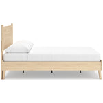TOCO Meubles Grand Lit Anita en bois naturel, design plateforme sans sommier, pieds biseautés, 2 oreillers blancs.