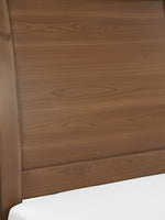 Gros plan sur la tête de lit en bois brun clair brossé du lit plateforme TOCO Meubles Antoine au design traîneau.