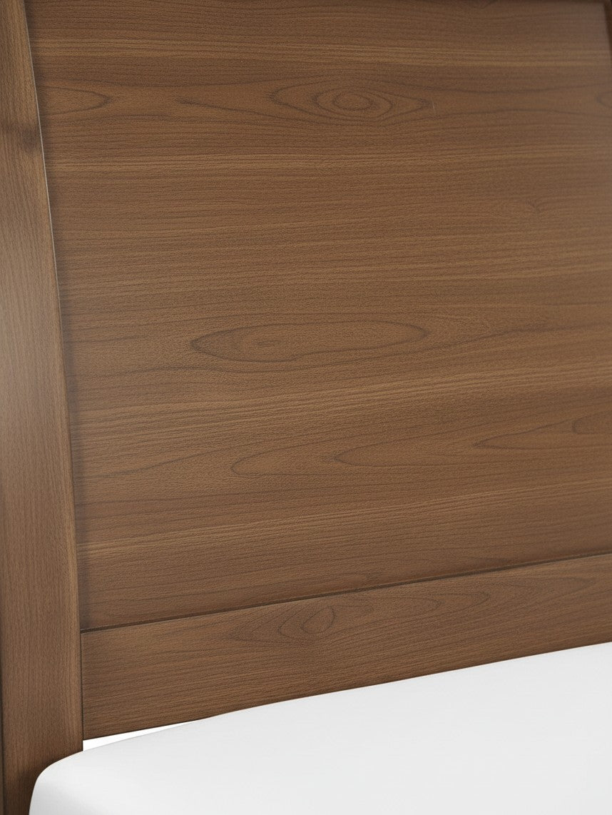 Gros plan sur la tête de lit en bois brun clair brossé du lit plateforme TOCO Meubles Antoine au design traîneau.
