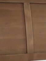 Gros plan sur la texture en bois brun clair brossé de la tête de lit Antoine de TOCO Meubles