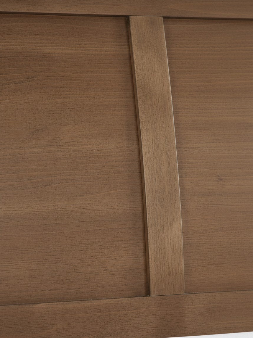 Gros plan sur la texture en bois brun clair brossé de la tête de lit Antoine de TOCO Meubles