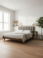 Lit double TOCO Meubles style Mid-Century avec tête de lit rembourrée grise et cadre en bois naturel dans une chambre