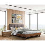 Lit Atlas TOCO Meubles grand format avec tête de lit capitonnée grise et cadre en bois imitation noyer, style Mid-Century Modern.