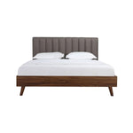 Lit Atlas TOCO Meubles gris et bois imitation noyer, tête de lit capitonnée, pieds inclinés, style Mid-Century Modern.