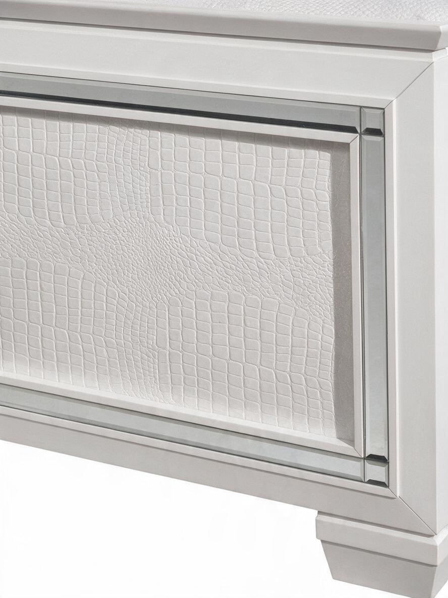 Détail du cadre de lit TOCO Meubles Aurore en similicuir blanc texturé façon alligator avec bordure en miroir biseauté