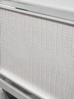 Gros plan sur la texture embossée imitation alligator blanc nacré du lit Aurore de TOCO Meubles avec bordure miroir