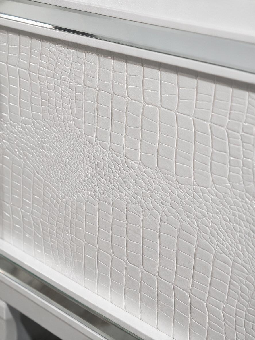 Gros plan sur la texture embossée imitation alligator blanc nacré du lit Aurore de TOCO Meubles avec bordure miroir