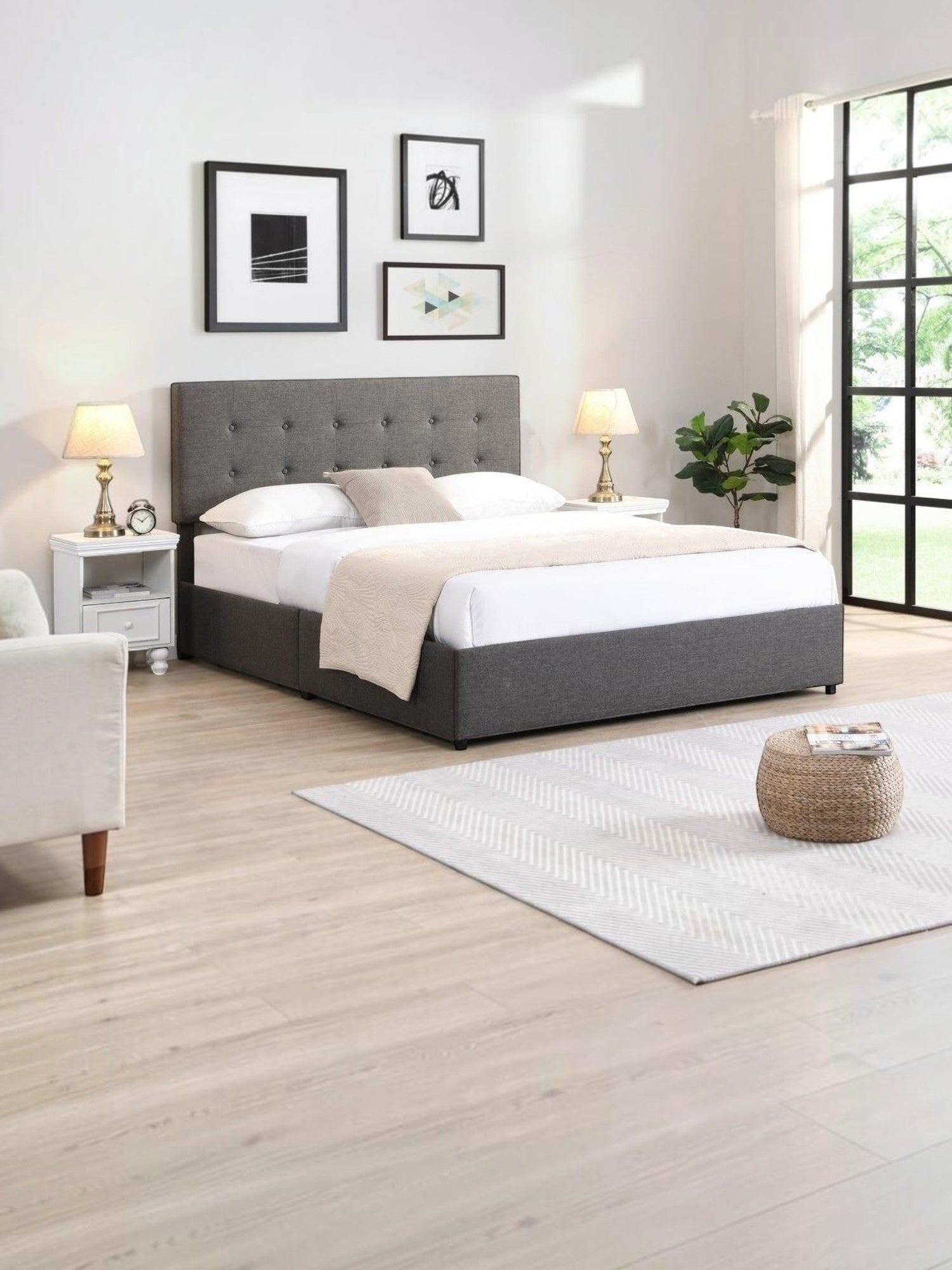 TOCO Meubles Grand lit Bianca gris en tissu avec tête de lit capitonnée et 4 tiroirs de rangement intégrés.