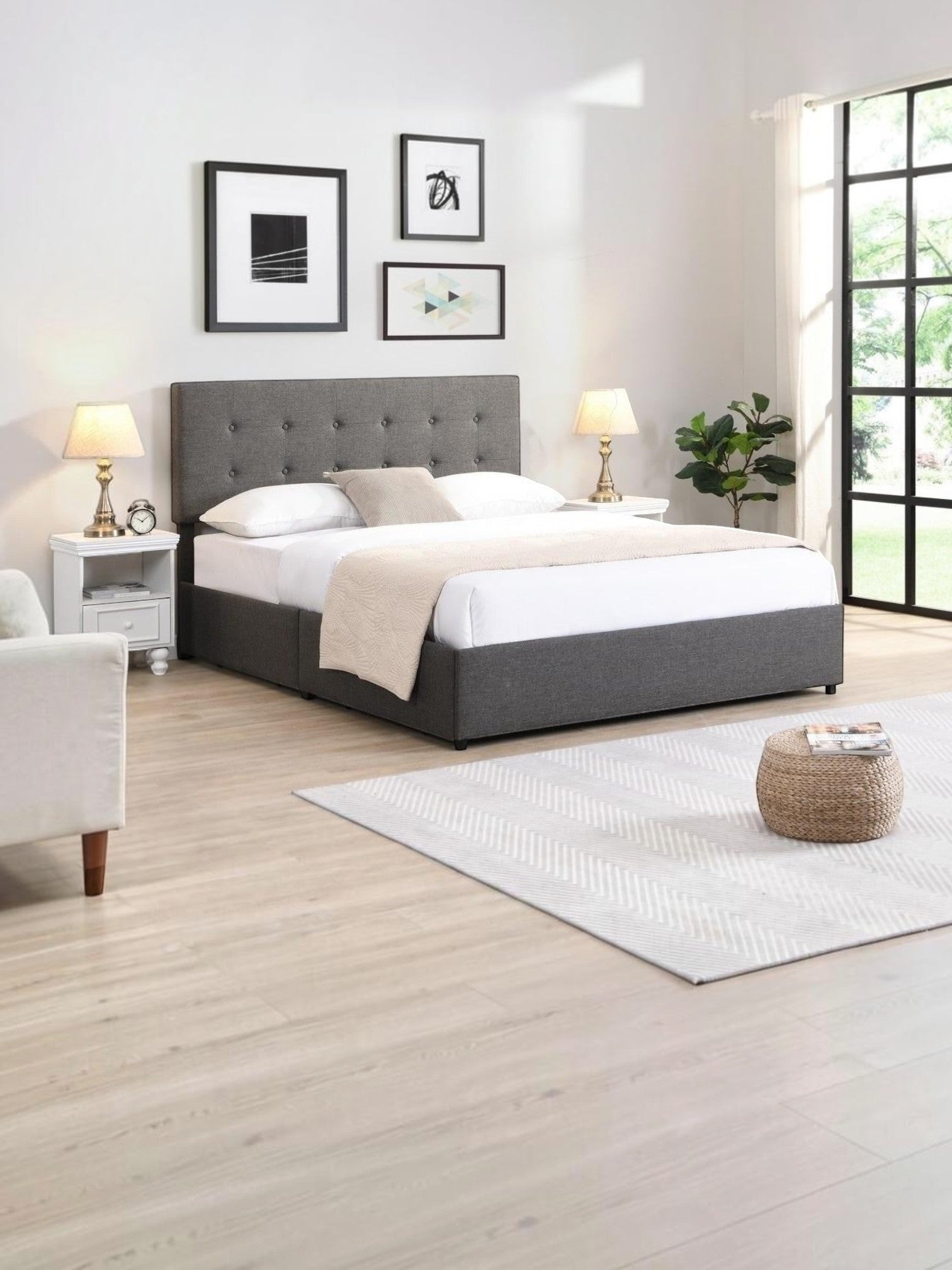 TOCO Meubles Grand lit Bianca gris en tissu avec tête de lit capitonnée et 4 tiroirs de rangement intégrés.