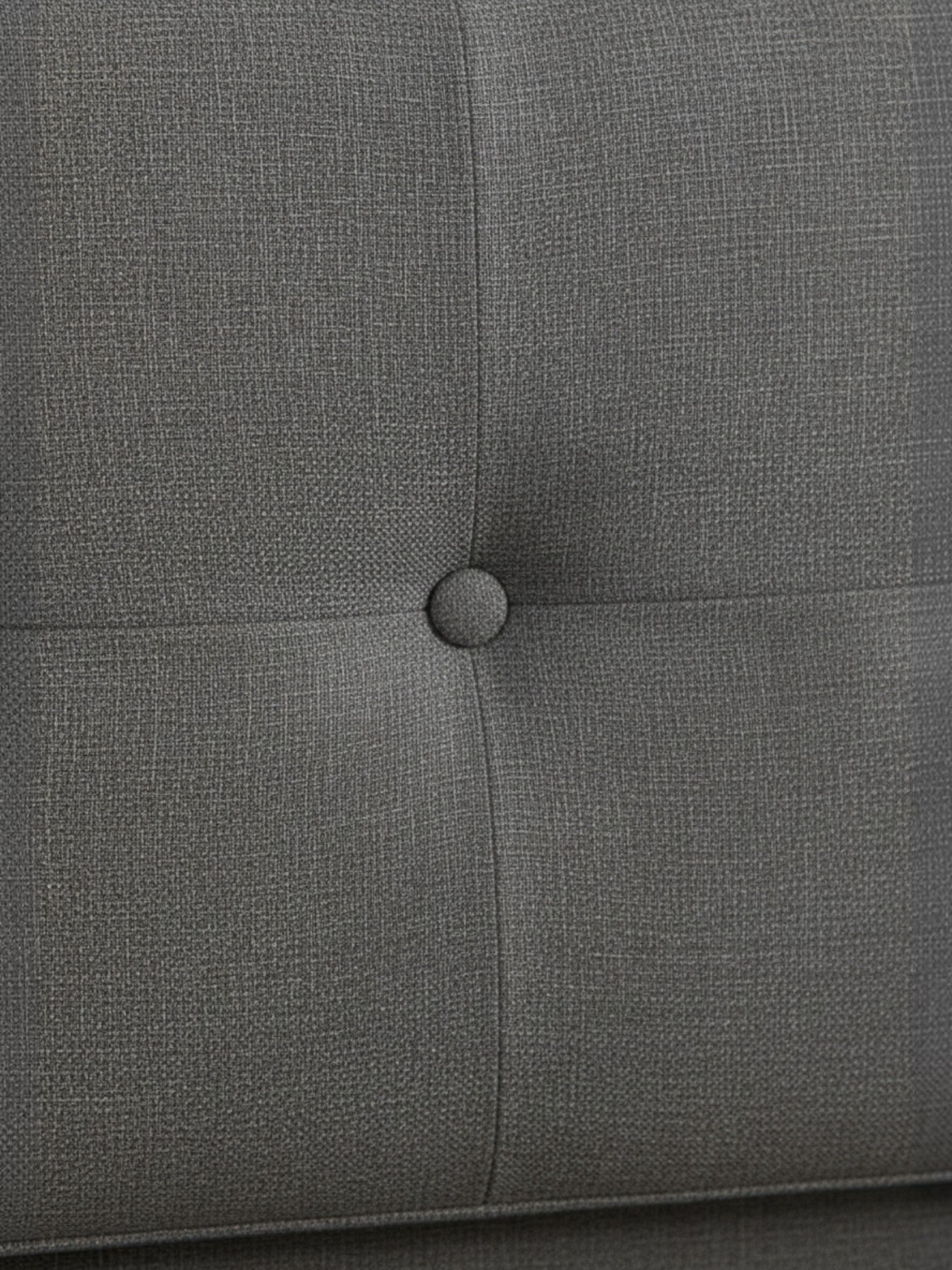 Gros plan sur la tête de lit capitonnée en tissu gris du lit double Bianca par TOCO Meubles
