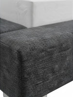 Gros plan sur le cadre de lit rembourré en tissu gris texturé du lit Billie de TOCO Meubles