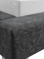Gros plan sur le cadre de lit rembourré en tissu gris texturé du lit Billie de TOCO Meubles