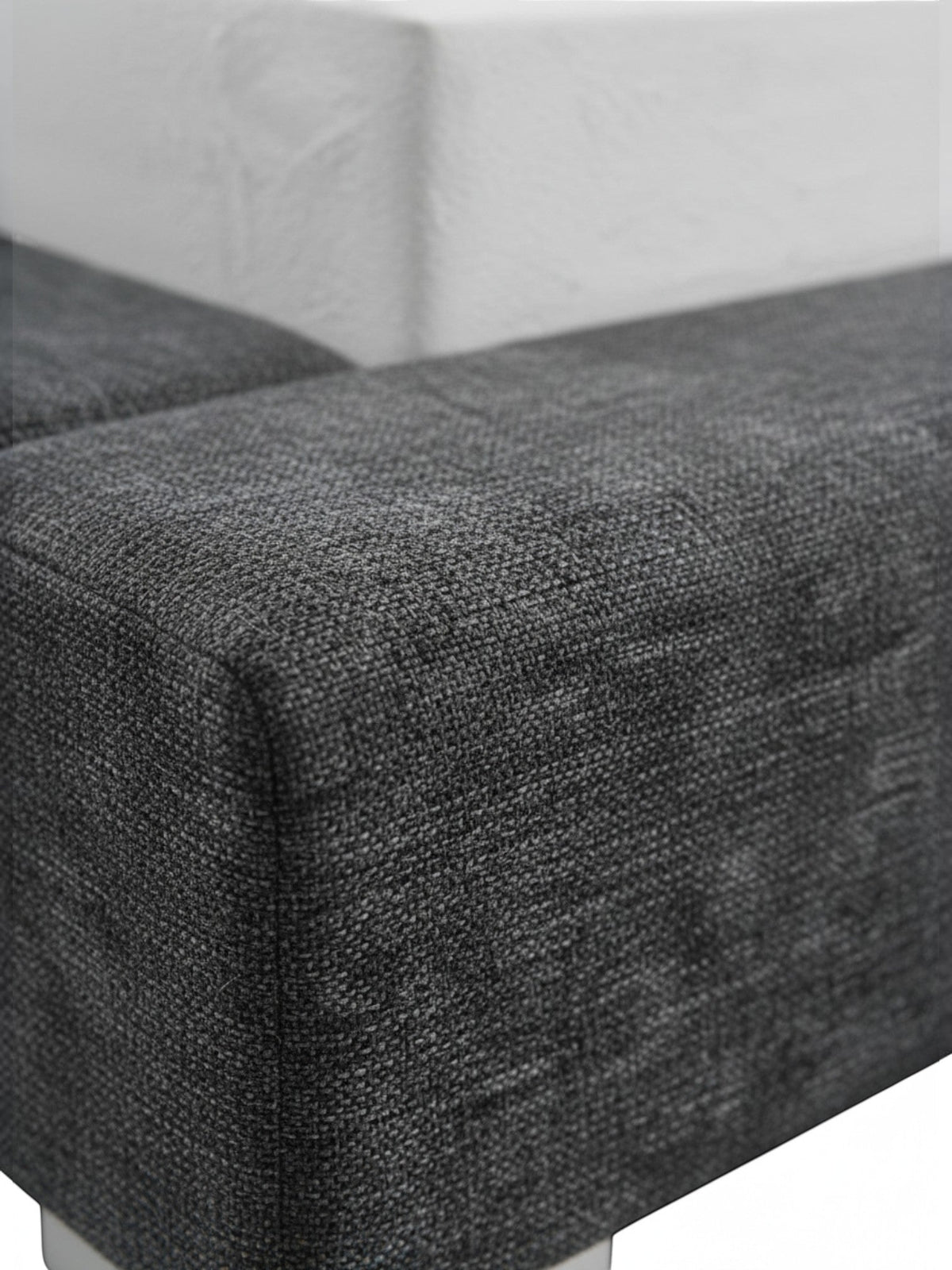 Gros plan sur le cadre de lit rembourré en tissu gris texturé du lit Billie de TOCO Meubles