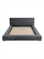 Lit très grand format Billie par TOCO Meubles, design moderne gris rembourré avec cadre large et sommier à lattes
