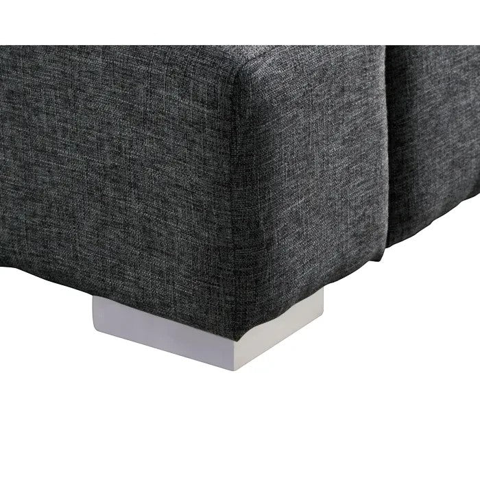 Lit grand format Billie TOCO Meubles en tissu gris foncé avec pieds carrés blancs discrets.