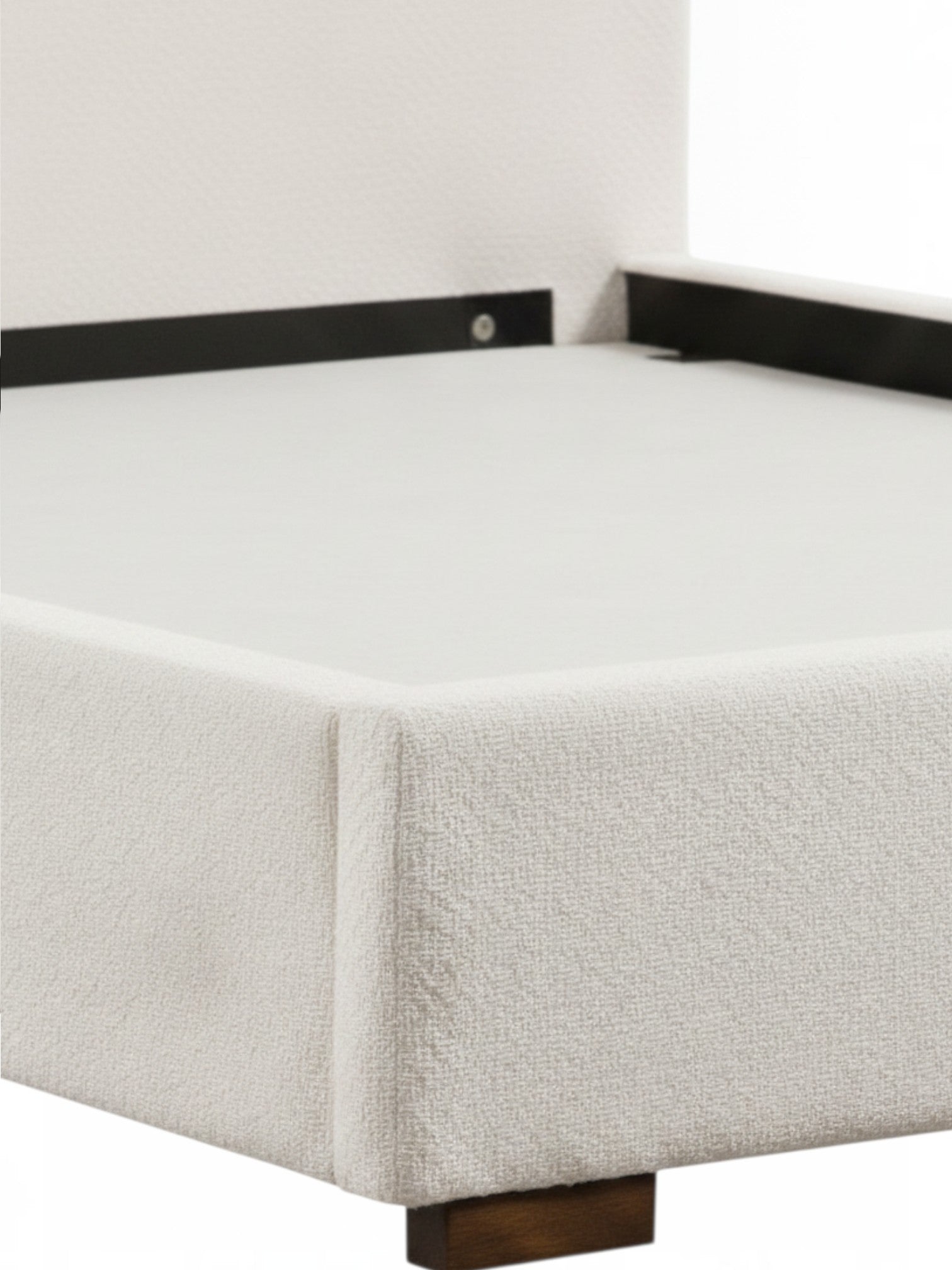 Lit plateforme TOCO Meubles Noemie en tissu bouclé beige avec pieds en bois foncé et design moderne épuré