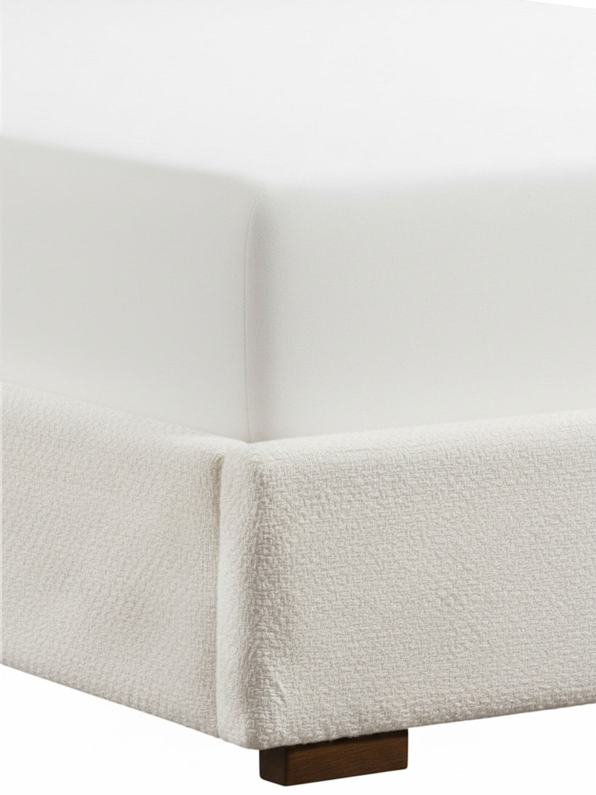 Très grand lit Noemie TOCO Meubles en tissu bouclé beige avec cadre plateforme moderne et pieds en bois foncé