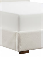 Très grand lit Noemie TOCO Meubles en tissu bouclé beige avec cadre plateforme moderne et pieds en bois foncé