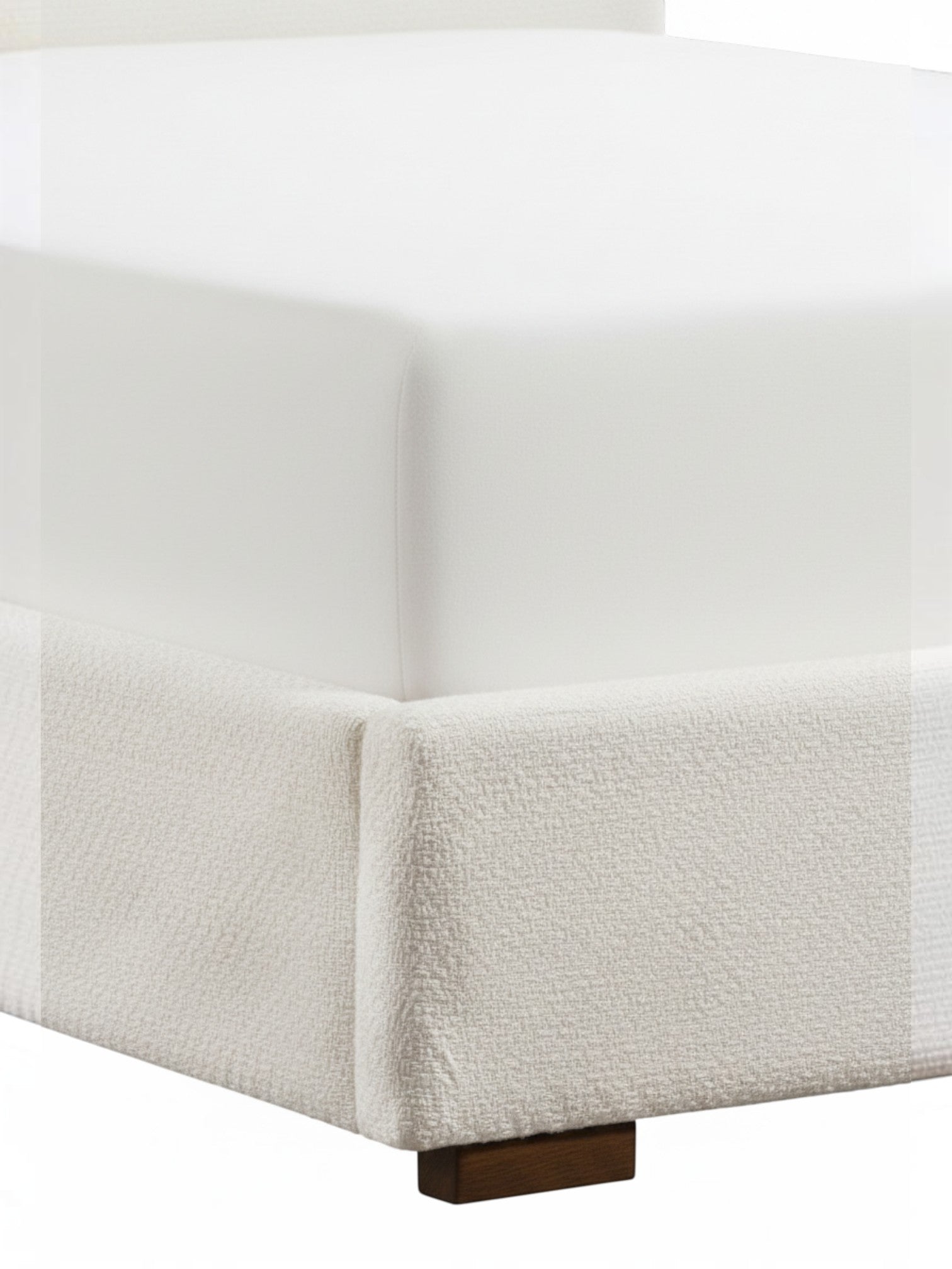 Très grand lit Noemie TOCO Meubles en tissu bouclé beige avec cadre plateforme moderne et pieds en bois foncé
