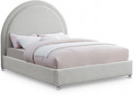 TOCO Meubles Lit Ivy très grand en tissu bouclé crème avec tête de lit arrondie rembourrée et pieds transparents.