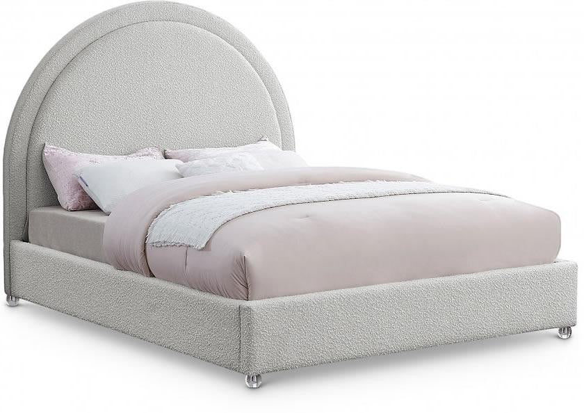 TOCO Meubles Lit Ivy très grand en tissu bouclé crème avec tête de lit arrondie rembourrée et pieds transparents.
