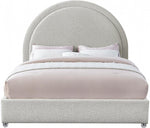 TOCO Meubles Grand lit Ivy en tissu bouclé crème avec tête de lit rembourrée en demi-cercle.