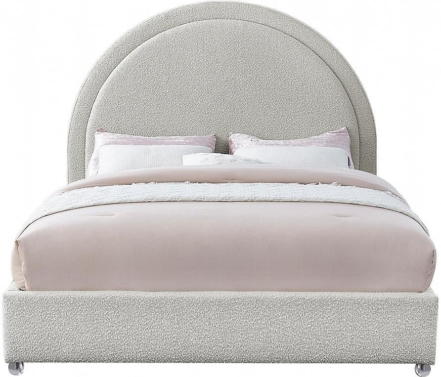 TOCO Meubles Grand lit Ivy en tissu bouclé crème avec tête de lit rembourrée en demi-cercle.