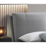 Lit TOCO Meubles Camille gris en similicuir PU, tête de lit coussinée et pieds en acier noir.
