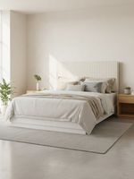 Très grand lit TOCO Meubles Céleste avec tête de lit en fausse fourrure crème capitonnée et cadre blanc perle