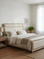 Très grand lit TOCO Meubles Bonnie en bois de chêne naturel avec tête de lit rembourrée en tissu chenille beige
