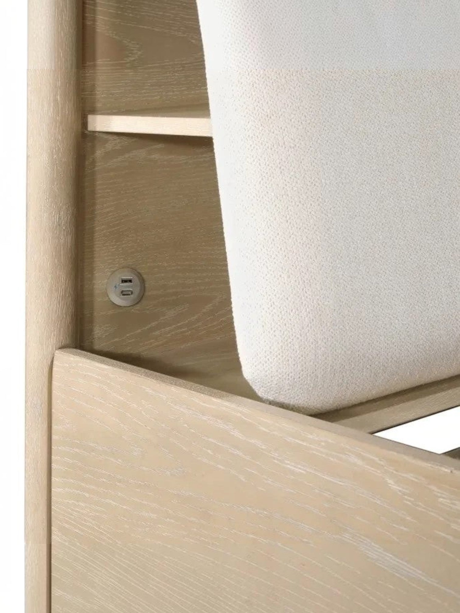 Tête de lit rembourrée couleur huître avec ports USB intégrés sur un lit en chêne clair de TOCO Meubles.