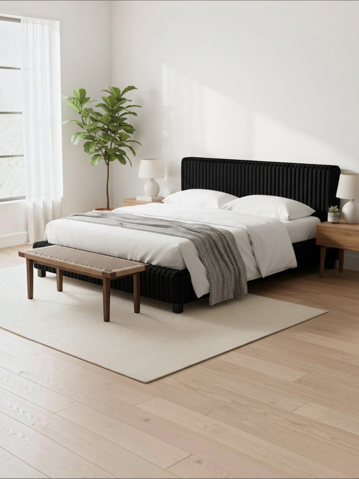 Très grand lit Chloe TOCO Meubles en tissu noir à texture côtelée avec tête de lit enveloppante dans une chambre chic