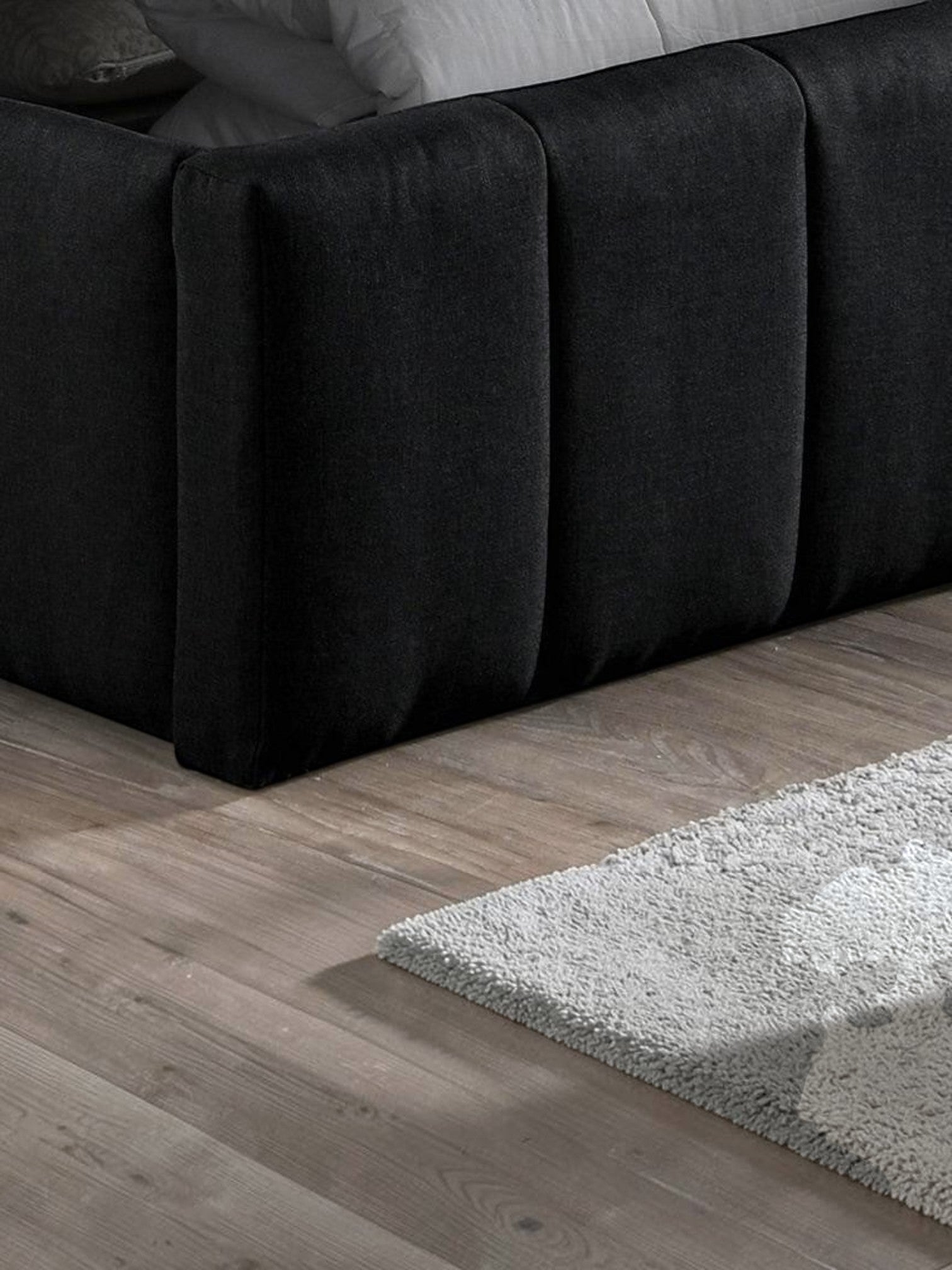 Très grand lit TOCO Meubles Colette en tissu noir avec rangement intégré et design contemporain