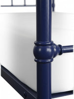 Gros plan sur la structure en métal bleu du lit Simple Daisy de TOCO Meubles avec ses jonctions décoratives arrondies