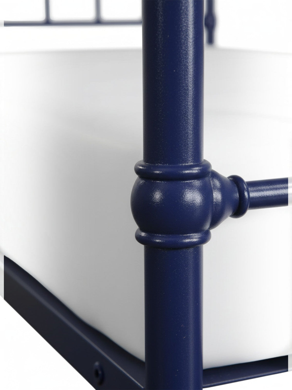 Gros plan sur la structure en métal bleu du lit Simple Daisy de TOCO Meubles avec ses jonctions décoratives arrondies