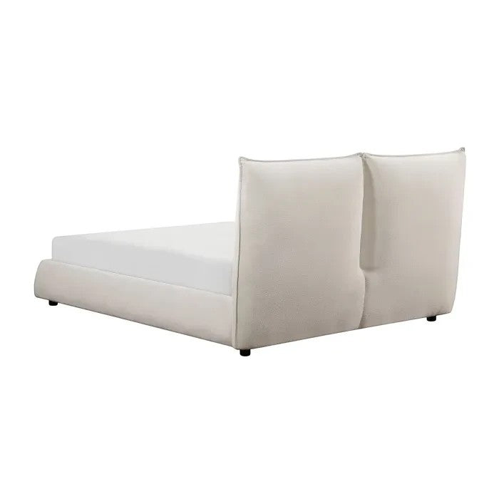 Lit grand format Diego en tissu chenille beige de TOCO Meubles, avec tête de lit rembourrée et design épuré.