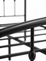 Gros plan sur la structure en acier noir mat du lit double Nina de TOCO Meubles au design minimaliste et robuste.