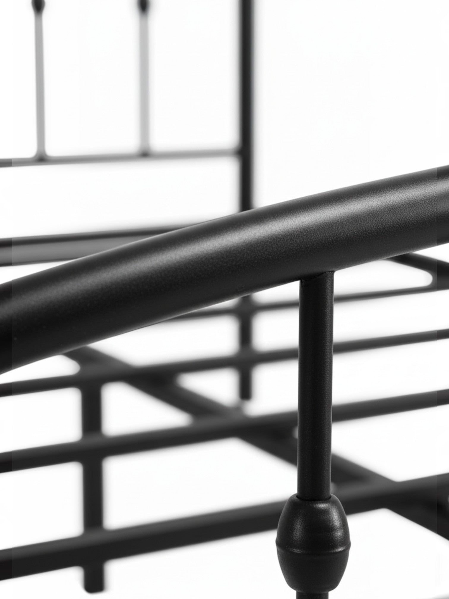 Gros plan sur la structure en acier noir mat du lit double Nina de TOCO Meubles au design minimaliste et robuste.