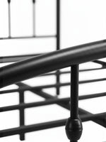 Gros plan sur la structure en acier noir mat du lit double Nina de TOCO Meubles au design minimaliste et robuste.