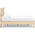 Lit double Anita en bois naturel de TOCO Meubles, style plateforme moderne avec tête de lit simple et pieds fuselés.