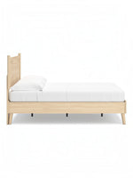 Lit double Anita en bois naturel de TOCO Meubles, style plateforme moderne avec tête de lit simple et pieds fuselés.
