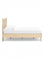 Lit double Anita en bois naturel de TOCO Meubles, style plateforme moderne avec tête de lit simple et pieds fuselés.