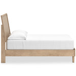 TOCO Meubles Lit Olive double en bois clair avec tête de lit en cannage texturé beige. Design contemporain.