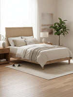 Lit double TOCO Meubles Olive en bois clair avec tête de lit texturée beige style cannage dans une chambre moderne