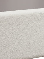 Gros plan sur le revêtement en tissu bouclé beige texturé du lit double Noemie par TOCO Meubles