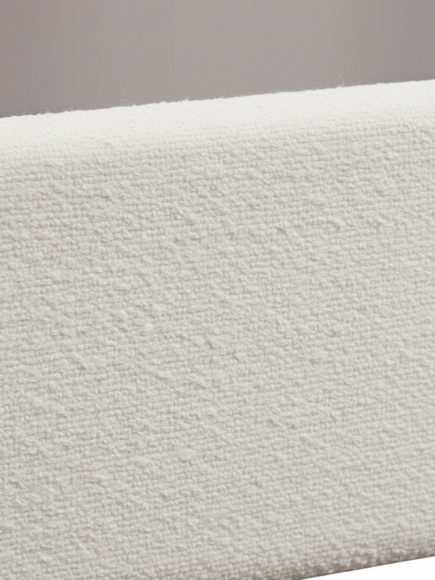 Gros plan sur le revêtement en tissu bouclé beige texturé du lit double Noemie par TOCO Meubles