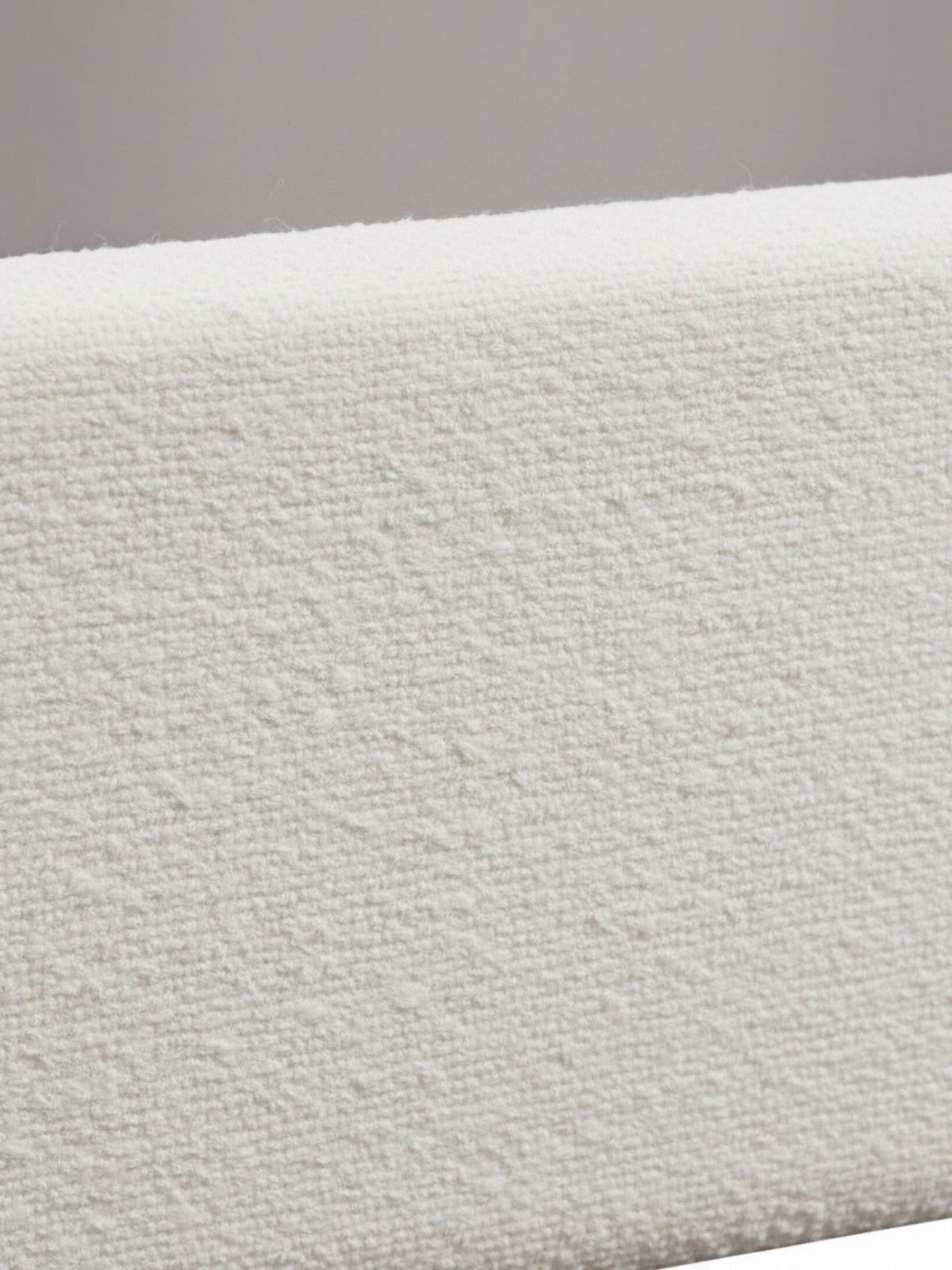 Gros plan sur le revêtement en tissu bouclé beige texturé du lit double Noemie par TOCO Meubles